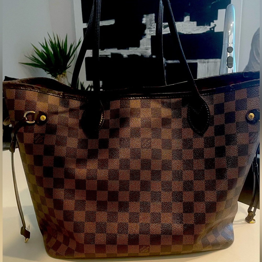 Louis Vuitton Neverfull MM purse